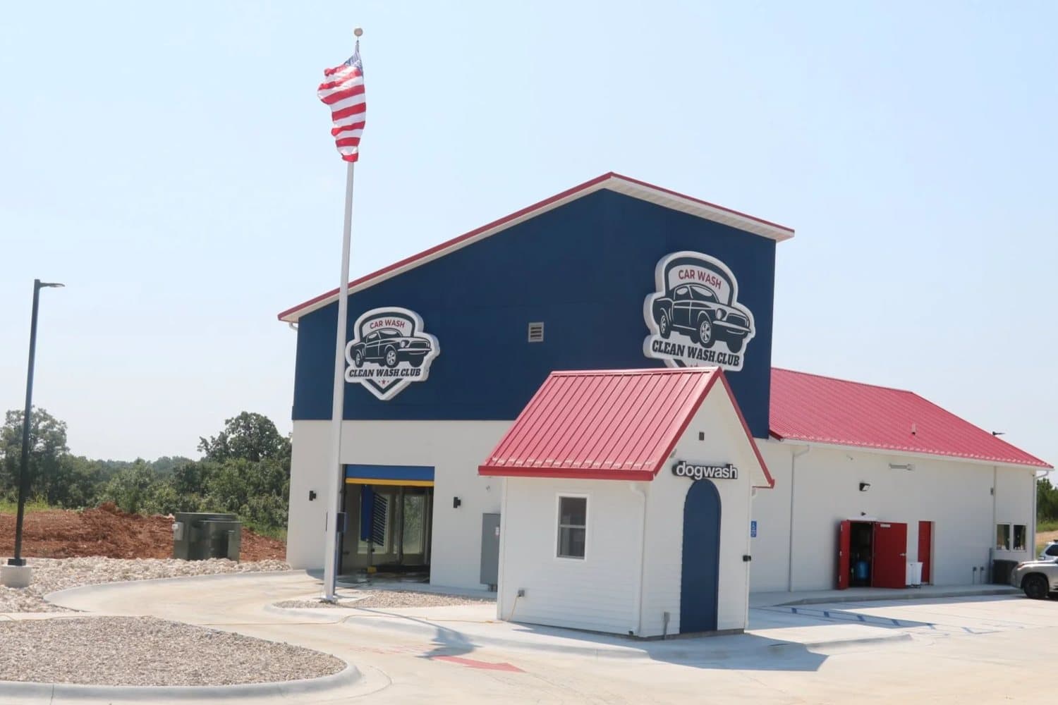 The Clean Wash building with an American flag in St. Robert, MO